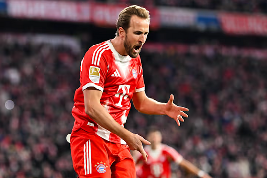 Kane ghi cú đúp phạt đền cho Bayern