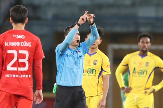 Thể Công bức xúc vì mất bàn thắng và phạt đền ở trận thua SLNA