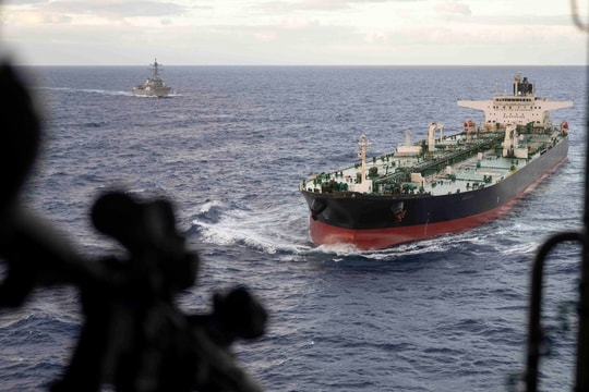 Lính Mỹ đổ bộ lên tàu dầu thoát vòng phong tỏa ở Caribe