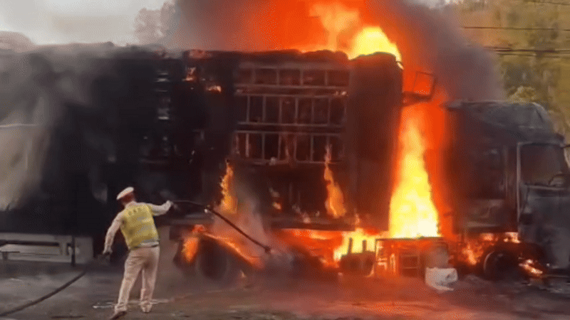 Xe tải chở bột mì bốc cháy trên đèo Lò Xo