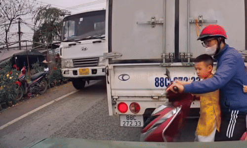 Cả gia đình suýt rước họa vì lỗi len lỏi khi đi xe máy