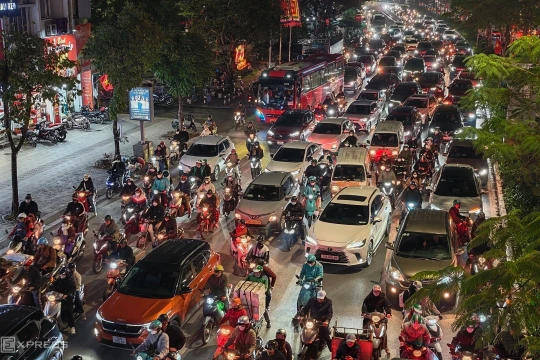 Đường phố Hà Nội ùn tắc ngày mưa rét cận Tết