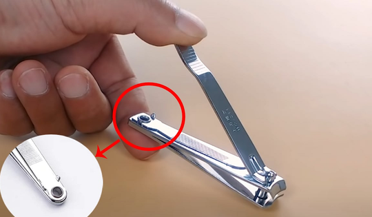 "Lỗ tròn nhỏ" ở dưới đáy bấm móng tay có công năng ẩn, không phải ai cũng biết