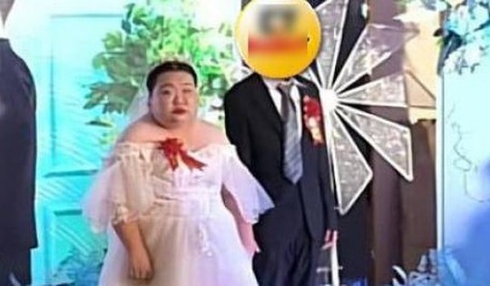 Chú rể 23 cưới vợ 43 tuổi, biểu cảm trong đám cưới gây bất ngờ