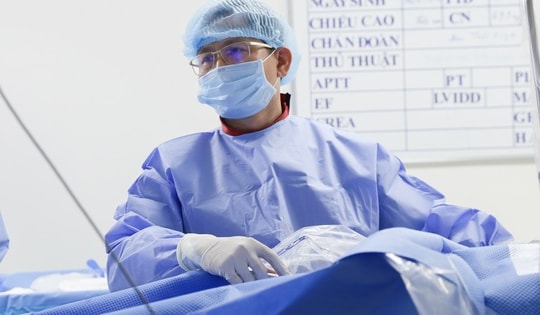 Đang nằm cấp cứu, bác sĩ vẫn rời giường bệnh tới phòng can thiệp cứu bệnh nhân “ngàn cân treo sợi tóc”