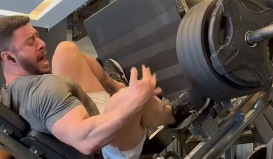 Người đàn ông cơ bắp đạp tạ 400 kg và cái kết “lạnh người”