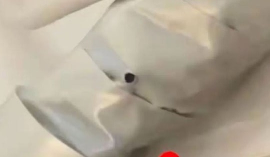 Hai cô gái phát hiện camera quay lén trong nhà nghỉ