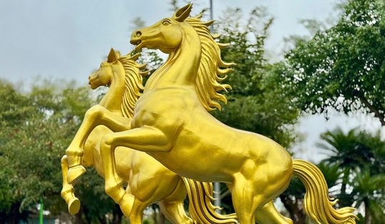 Linh vật ngựa mạnh mẽ tung vó tại Lạng Sơn trước thềm tết Bính Ngọ
