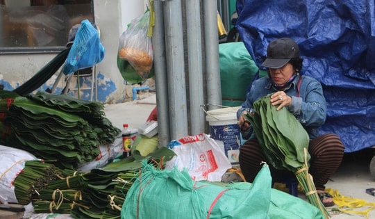 Chợ lá dong lớn nhất TPHCM chỉ họp mỗi năm một lần, nhưng sao ngày càng buồn?