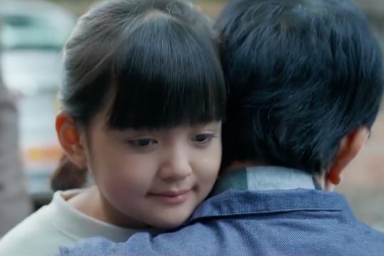 Gia đình trái dấu tập 32: Nhi khóc nói lời tạm biệt gia đình ông Phi