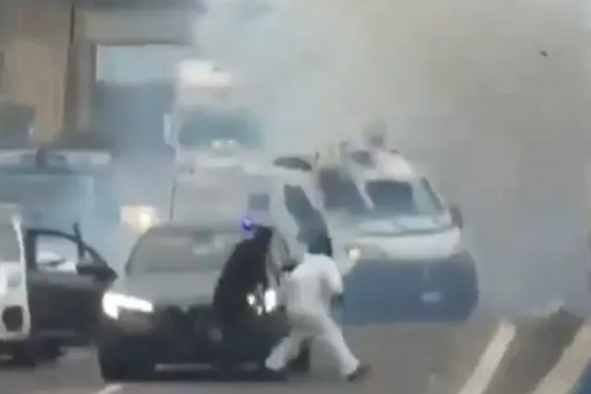 Băng cướp kích nổ xe bọc thép, đấu súng giữa quốc lộ Italy