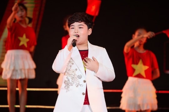 Thần đồng âm nhạc 13 tuổi hát hit 'Nhà tôi có treo một lá cờ' của Hà Anh Tuấn