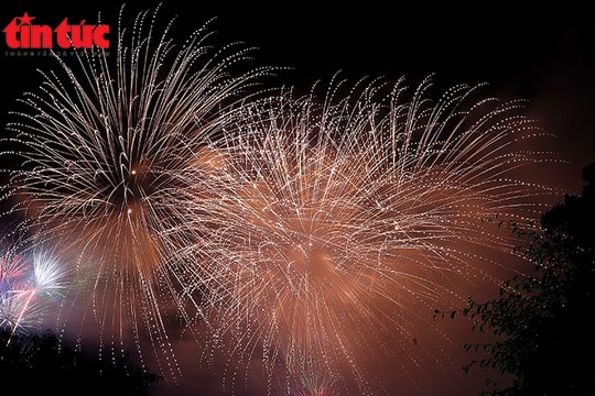 Rực sáng pháo hoa, gửi gắm ước vọng 'mã đáo thành công' Xuân Bính Ngọ