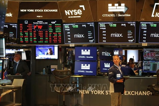 S&P 500 bám sát mốc kỷ lục khi cổ phiếu công nghệ phục hồi