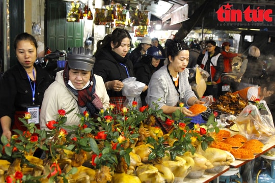 Chợ nấu cỗ Hàng Bè nhộn nhịp từ sáng sớm dịp cúng ông Công, ông Táo