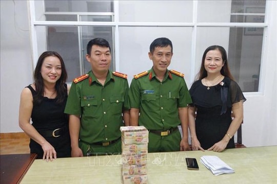 Trao trả gần 1 tỷ đồng chuyển khoản nhầm