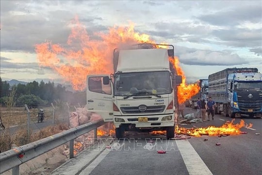Xe tải bốc cháy khi đang lưu thông trên cao tốc Vĩnh Hảo - Phan Thiết