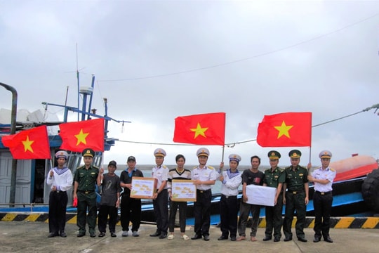 Đảo Trường Sa trao quà Tết cho ngư dân tàu cá đang lao động trên biển