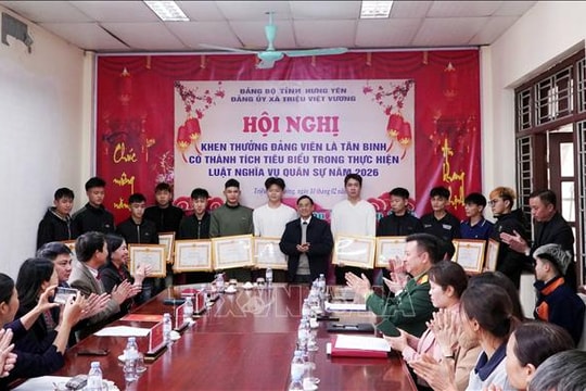 Khen thưởng tân binh có thành tích tiêu biểu trong thực hiện Luật Nghĩa vụ quân sự