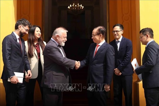 Bộ trưởng Ngoại giao Lê Hoài Trung tiếp Đại sứ Cộng hòa Séc