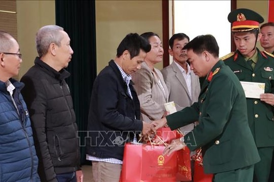 Thăm hỏi, tặng quà các gia đình cán bộ, chiến sĩ và người dân dịp Tết