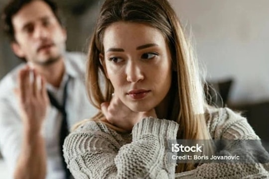 Chồng "bán thân" cho sếp nữ để thăng chức, còn bảo tôi nhắm mắt làm ngơ