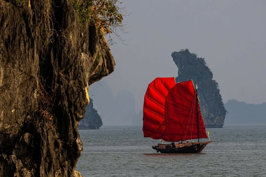 Thuyền buồm đỏ gây chú ý trên vịnh Hạ Long