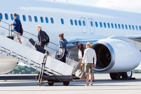 Lý do khách không được lên máy bay từ bên phải