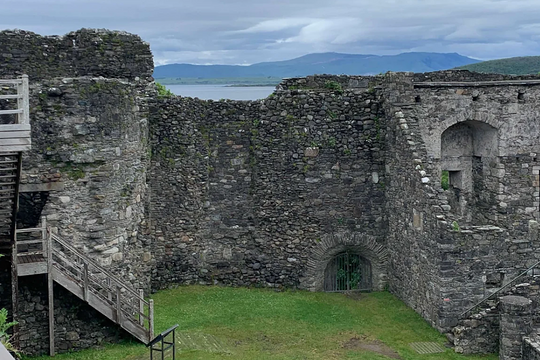 Bị nhốt trong lâu đài cổ vì quên giờ đóng cửa