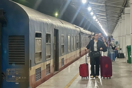Cuộc đua 'săn' vé tàu xe Tết