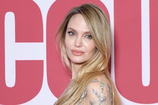 Angelina Jolie diện đầm xuyên thấu trên thảm đỏ
