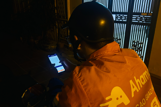 Những cuốc xe 'bào mòn' người giao hàng cận Tết