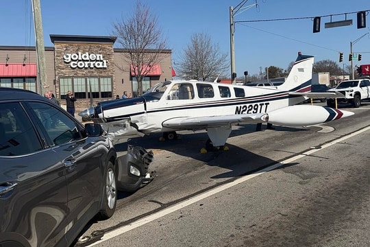 Máy bay đâm loạt ôtô khi hạ cánh khẩn xuống đường