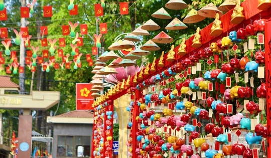 "Đường heo đất" rực rỡ sắc Xuân