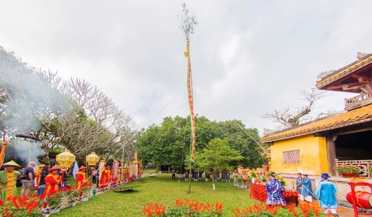Hoàng cung Huế dựng nêu đón Tết Nguyên đán Bính Ngọ