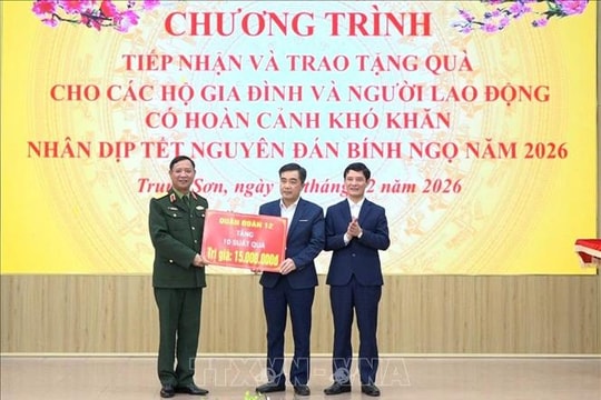 Mang Tết ấm tới những mái nhà còn gian khó