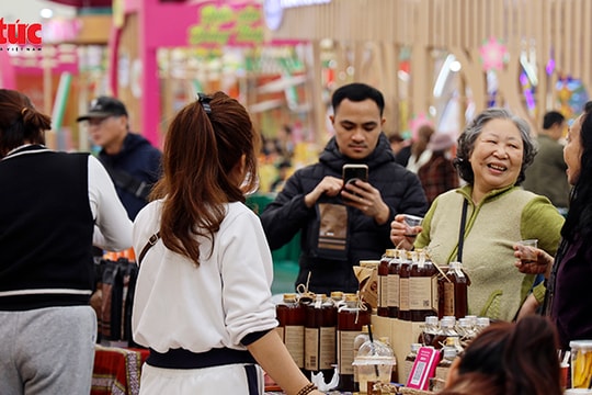 Thực phẩm Tết và đặc sản vùng miền 'đắt hàng' tại Hội chợ Mùa Xuân