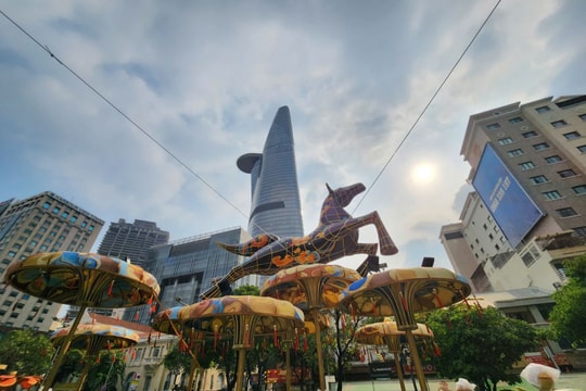 Công nhân tất bật thi công Đường hoa Nguyễn Huệ Tết Bính Ngọ 2026