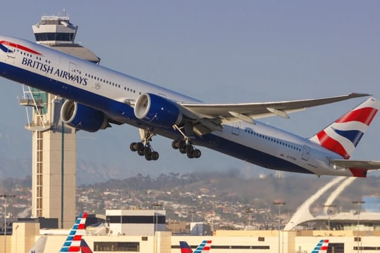 Anh: Hành khách tặng kẹo chứa chất gây nghiện, 3 tiếp viên nhập viện