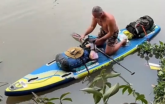 Khách Tây chèo SUP trên sông, được cả xóm miền Tây chào đón