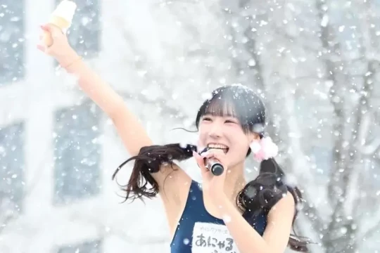 Ca sĩ Nhật mặc áo tắm diễn dưới tuyết