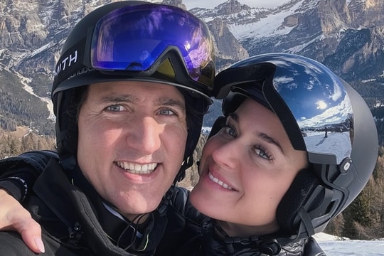 Katy Perry quấn quýt cựu Thủ tướng Canada