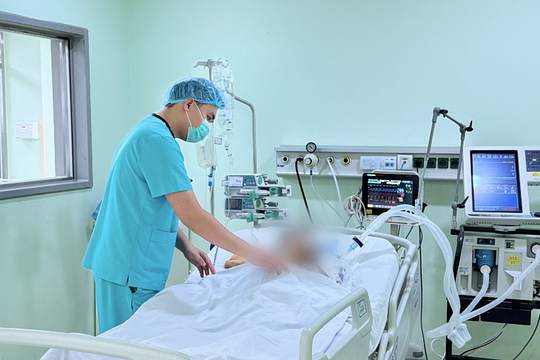 Ngộ độc thuốc lá điện tử, thanh niên 20 tuổi thở máy