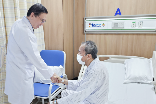 Thay van tim cho cụ ông 80 tuổi