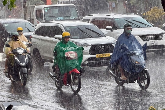 TP HCM mưa trái mùa cận Tết