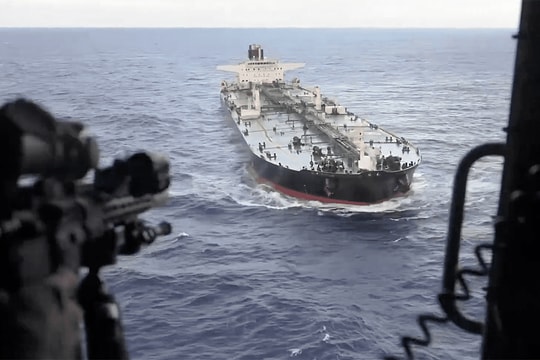 Mỹ 'cân nhắc bắt tàu dầu' để gây áp lực với Iran