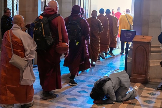 Đoàn nhà sư hoàn thành cuộc đi bộ vì hòa bình xuyên nước Mỹ