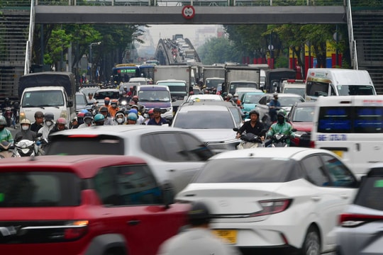 Cửa ngõ sân bay Tân Sơn Nhất tắc nghẽn ngày giáp Tết