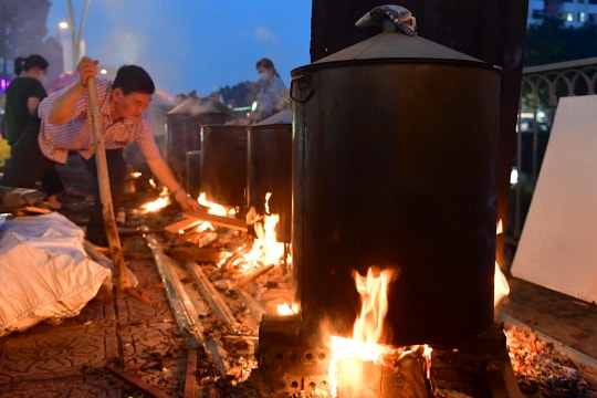 Nấu 2.000 bánh tét bên bờ kênh ở TP HCM tặng người khó khăn