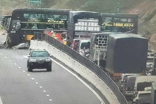 Người dân ùn ùn về quê, cao tốc TP HCM ra miền Trung kẹt cứng